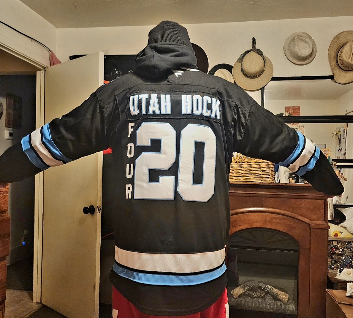 SoJoBmanUtefan's tweet image. Here's some pics of the #UtahHC Sweater my best friend Mel ordered for me and cuatomized for my Christmas present. Her company #MoJoPrinting is great! She does the best work and always on time! TY Mel you're the best ❤️👊 #420 #FourTwenty #UtahHock