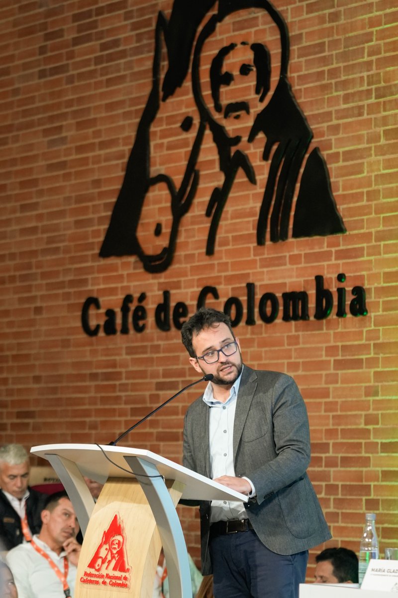 FedeCafeteros's tweet photo. El Subdirector General de Inversiones, Seguimiento y Evaluación del @DNP_Colombia, Alan Guillermo Asprilla Reyes, destacó en el #93CongresoCafetero cómo el café transformó la economía colombiana desde el siglo XIX, impulsando infraestructuras como ferrocarriles y bancos, y estableciendo el primer fondo de fomento agrícola. Resaltó que el Fondo Nacional del Café ha sido un modelo para el agro, financiando bienes públicos y estabilizando precios, convirtiéndose en pilar del desarrollo rural y la principal ventana de Colombia al mundo. 

“Es por esto que la economía cafetera se ha convertido en un referente para el Desarrollo Rural y ha sido la ventana de inserción del país en el ámbito internacional, siendo una de las principales fuentes para atraer divisas”, afirmó.

#MásFederación #LaFuerzaDeTodos