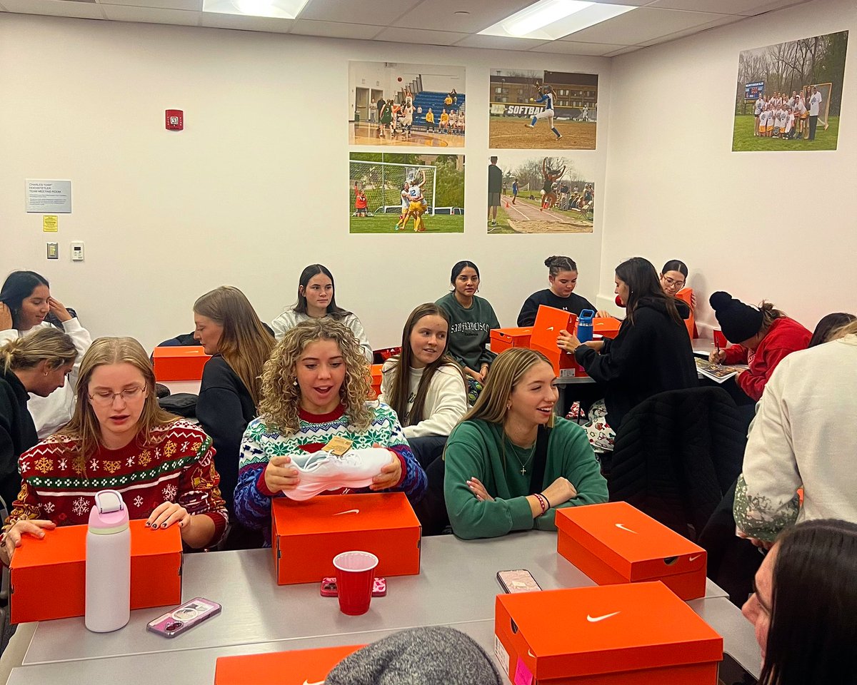 Good food, good gifts, &amp; even some karaoke to wrap it up! 

Had a blast celebrating our team Christmas Party tonight 🎅🏼👟🏹