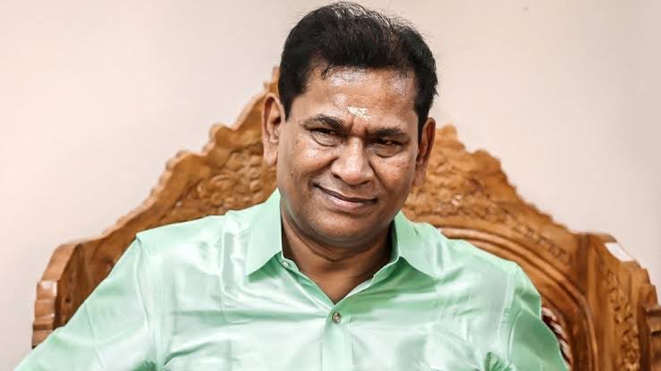 CentristPulse's tweet photo. “லாட்டரி கிங்” மார்ட்டின் சாண்டியாகோ: ஒரு சர்ச்சைக்குரிய அதிபரின் கதை

அவரது வெற்றிக்கு பின்னால் ஊழல், மோசடி &amp; அரசியல் பினாமிகள் நிறைந்த, சீரழிந்த கதை உள்ளது

இந்தியாவிலேயே அதிக தேர்தல் பத்திர நிதி வழங்கிய ஒரே ஆள் இவர் தான் டூ பாஜக. ₹7000 கோடி சொத்து சேத்தவரின் வரலாறு இதோ⬇️

🧵 https://t.co/8eI1wYxExL