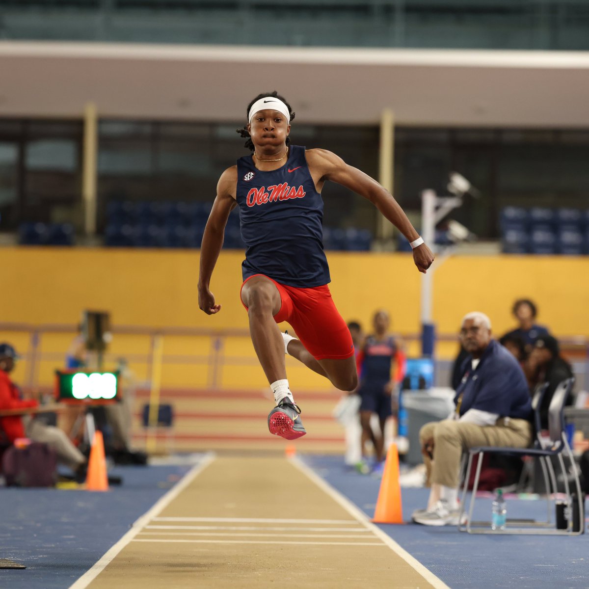 OleMissTrack's tweet photo. 𝗠𝗲𝗻'𝘀 𝗧𝗿𝗶𝗽𝗹𝗲 𝗝𝘂𝗺𝗽 | Hop, skip and jump to the top for the Rebs 😤

1. Iangelo Atkinstall-Daley – 15.05m/49' 4.5"
2. Gavin Nembhard – 14.82m/48' 7.5" (Indoor PR)

#HottyToddy https://t.co/7JNDWJ4QlA