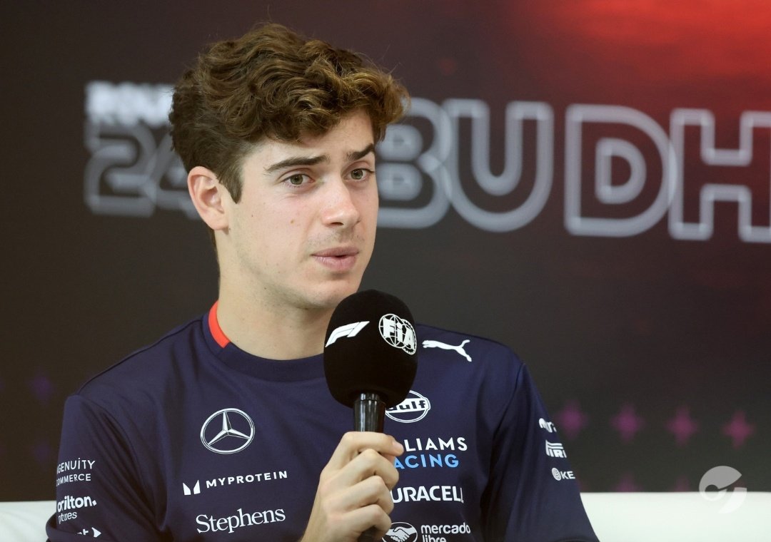 Si están estudiando o piensan estudiar periodismo, hay una regla que me enseñaron de entrada: el protagonista NO sos vos y el deportista NO te debe nada.

Es una relación laboral, no de amistad. 

Si un dia te dan 1 hora y al otro 5 minutos, agradeces el tiempo y tratas de hacer