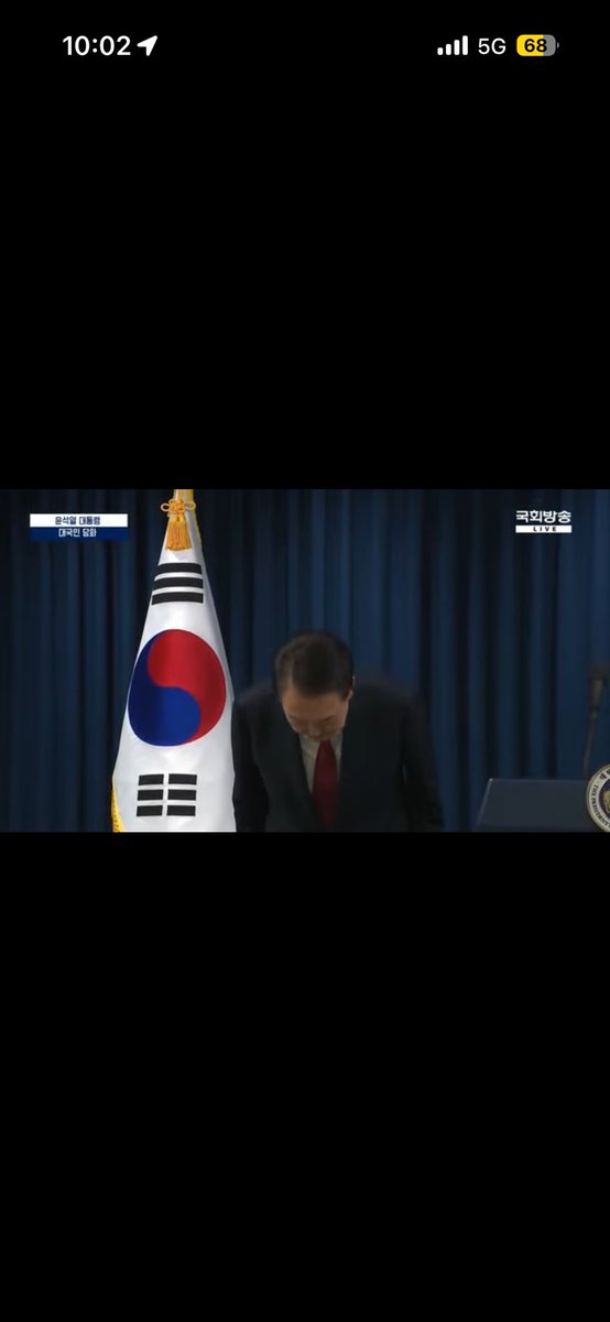 97l028_'s tweet photo. 진짜실화야? 윤석열 대국민담화하는데 
어 미안 ㅈㅅ 2차계엄 없고 나 계속 대통령 자리에서 국힘당이랑 같이 국정 운영 계속 할거야 ㅋㅋ 나 임기 끝날 때까지 지켜보셈 ㅋㅋ 이러고 2분만에 사라짐 이게 대국민 담화야 ? 나와 너 https://t.co/IvHa2PS3i8