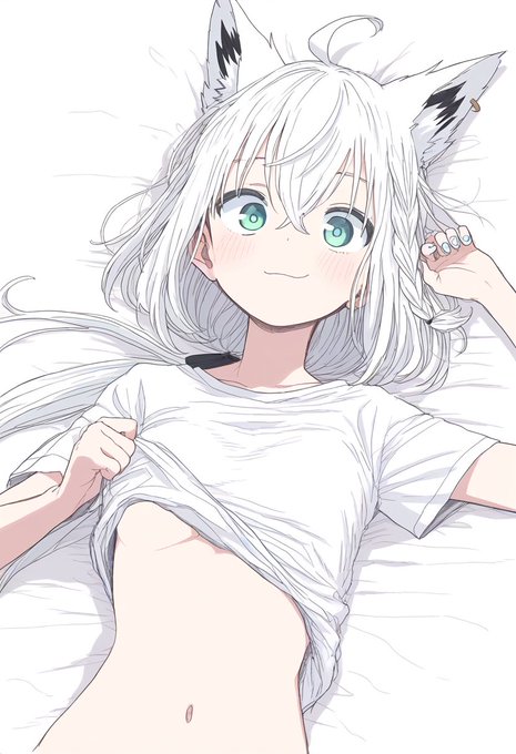 寝転ぶ白上フブキ 