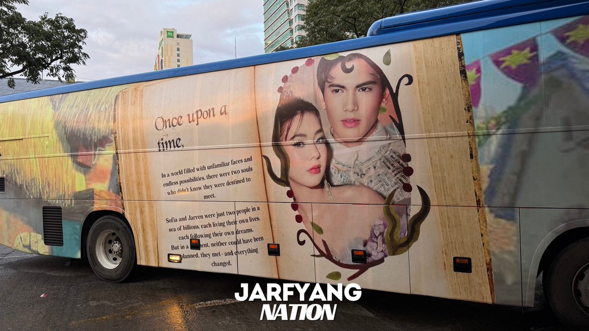 MegaKapamilya's tweet photo. Grabehhhhh ang ganda ng bus! Handang-handa na ang #JarFyang para sa #BidaKapamilya sa Taguig! ❤️🤟🏼

#MegaKapamilya https://t.co/ue1r2wE838