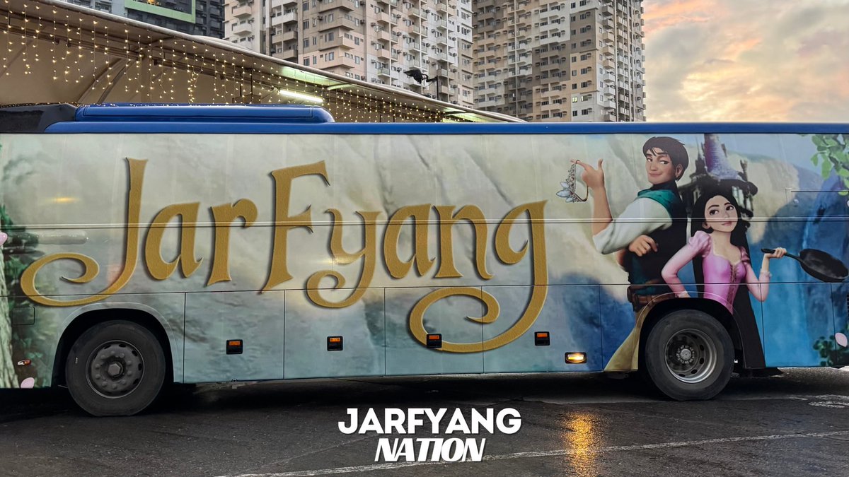 MegaKapamilya's tweet photo. Grabehhhhh ang ganda ng bus! Handang-handa na ang #JarFyang para sa #BidaKapamilya sa Taguig! ❤️🤟🏼

#MegaKapamilya https://t.co/ue1r2wE838