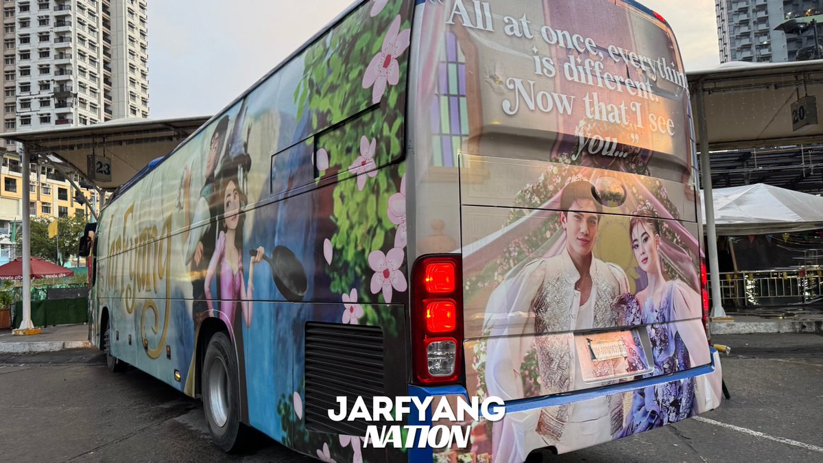 MegaKapamilya's tweet photo. Grabehhhhh ang ganda ng bus! Handang-handa na ang #JarFyang para sa #BidaKapamilya sa Taguig! ❤️🤟🏼

#MegaKapamilya https://t.co/ue1r2wE838