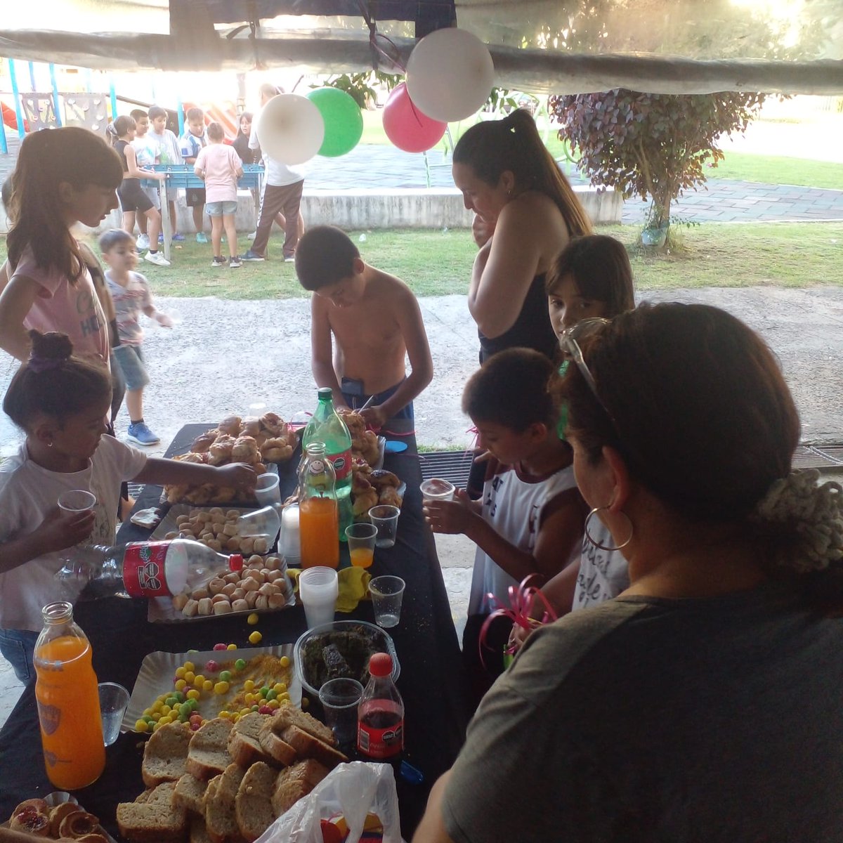 evitacomuna12's tweet photo. Mientras el gobierno nacional esconde los alimentos, lxs compañerxs de la comuna 12 junto al merendero "Mi barrio es mi Patria", del Barrio Mitre, realizamos el armado de un hermoso arbolito de navidad que decoramos con adornos y los nombres de los pibas y pibes del espacio. https://t.co/aRAc5XB7n3