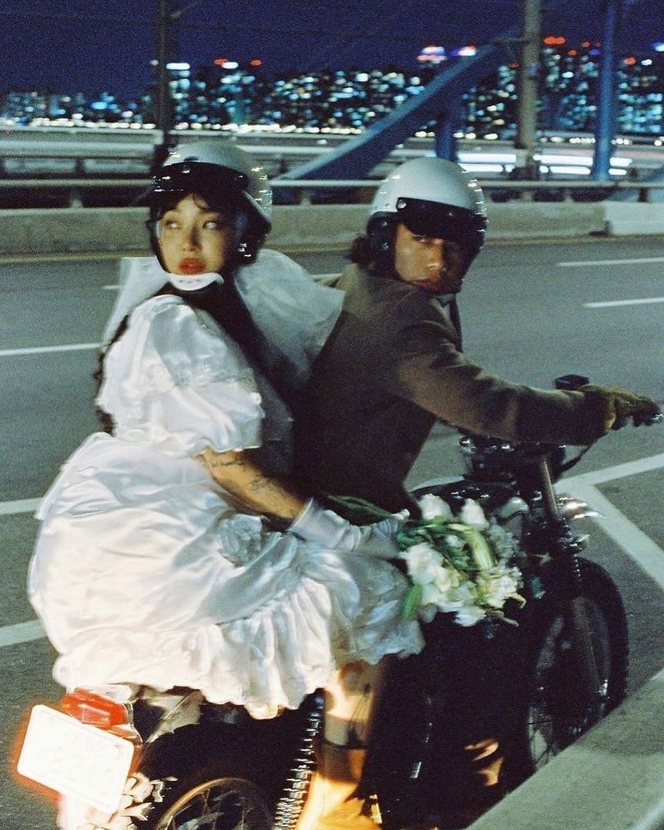 pedestrian's tweet photo. 80s Hong Kong pre wedding photography https://t.co/6w4k8NJaIk