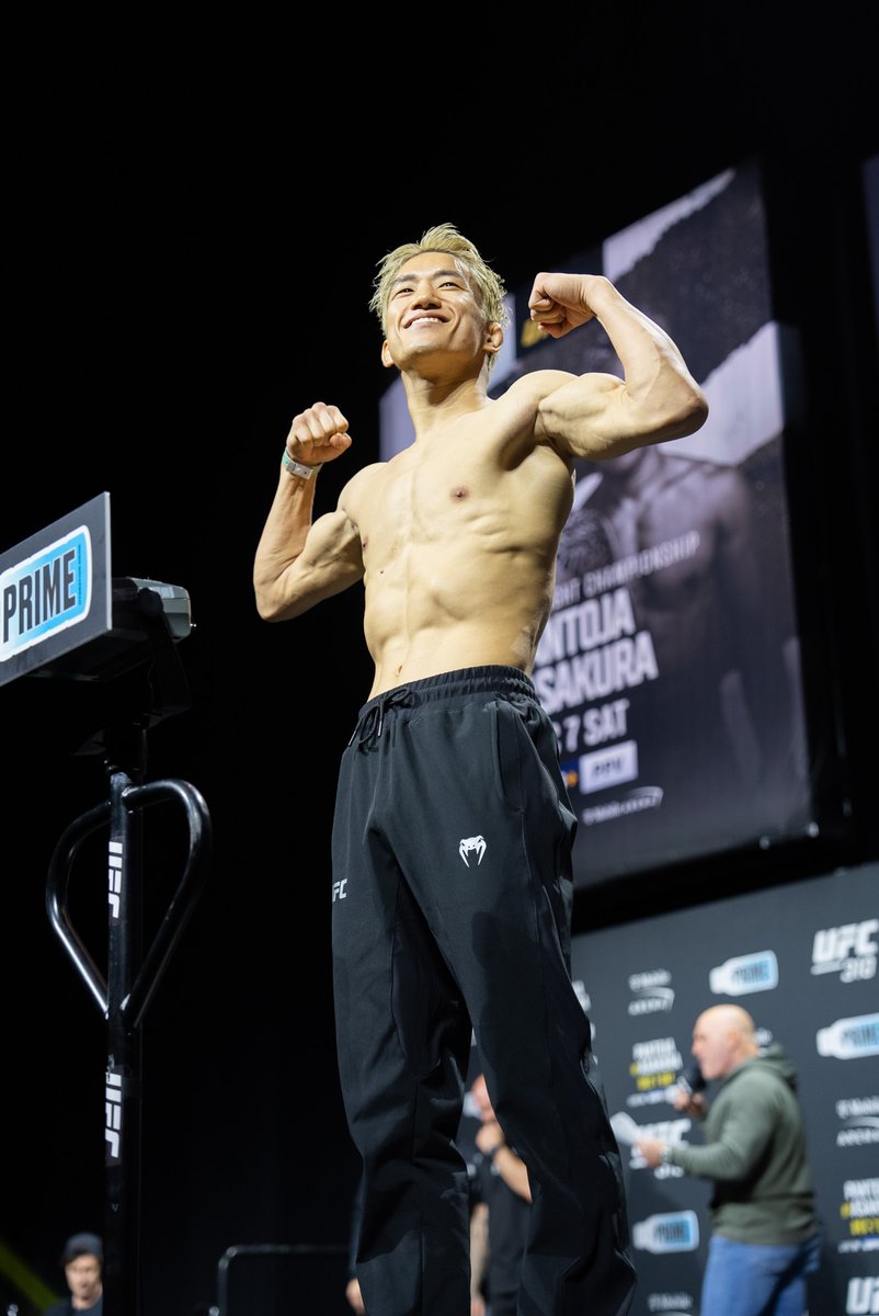ufc_jp's tweet photo. 目線の先にいるのは・・・👀 #朝倉海

👊#UFC310
📅12月8日（日）
⏰️プレリム8️⃣時｜メインカード1️⃣2️⃣時
📺 @UNEXT_fight &amp; #UFCFightPass https://t.co/R34V4nfYDt