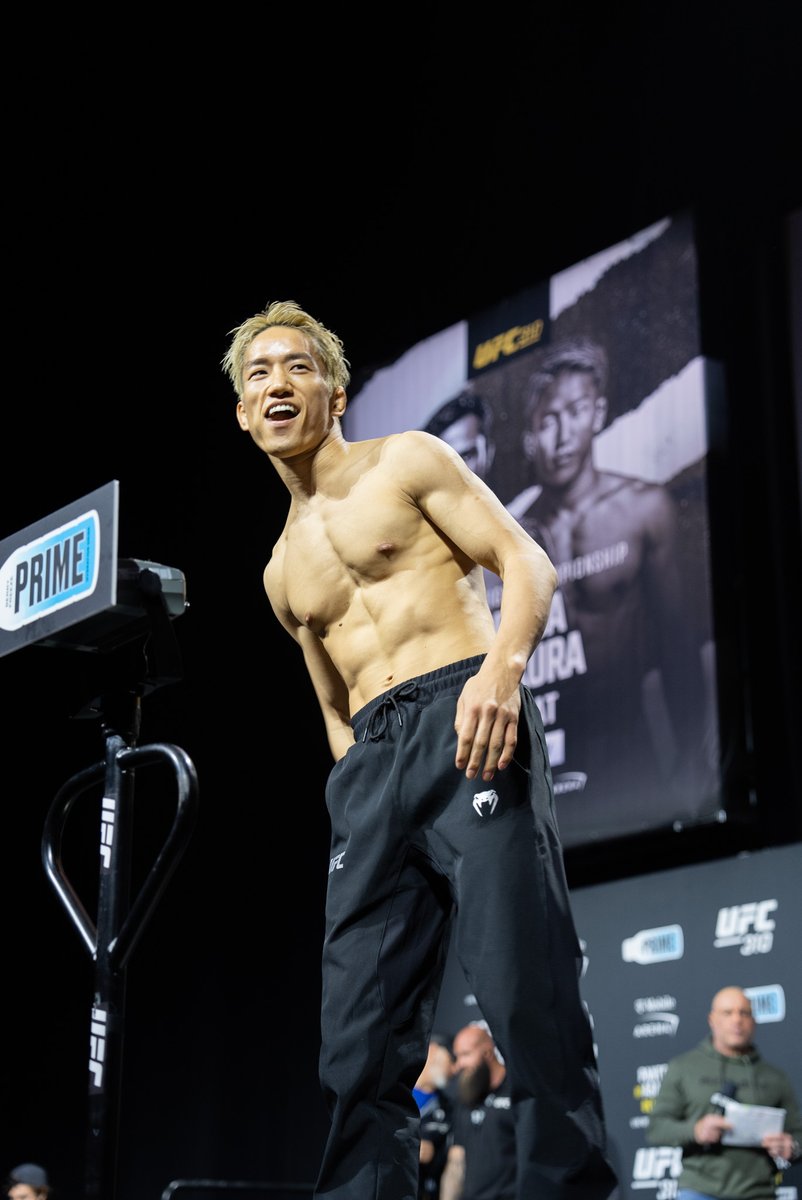ufc_jp's tweet photo. 目線の先にいるのは・・・👀 #朝倉海

👊#UFC310
📅12月8日（日）
⏰️プレリム8️⃣時｜メインカード1️⃣2️⃣時
📺 @UNEXT_fight &amp; #UFCFightPass https://t.co/R34V4nfYDt