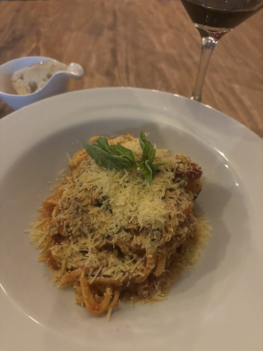 andyguze's tweet photo. And it goes a little something like this. Happy Friday night. 🍷 🍝 #napkininmyshirt #totallytweeted https://t.co/TSZAnJZbah