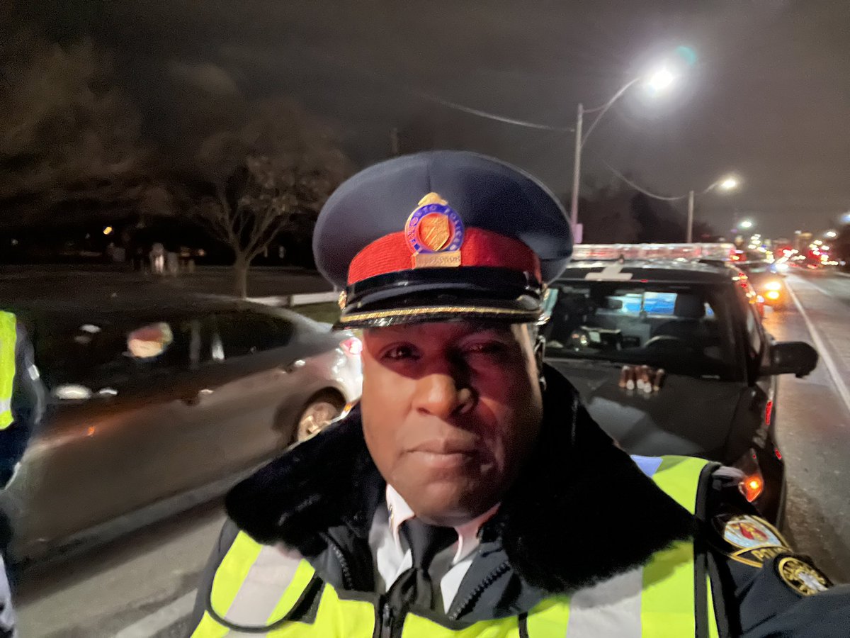 tpsmhayles's tweet photo. Tonight I joined our partners from MADD Toronto to launch 55 Division’s 2024 Holiday R.I.D.E campaign. Together we educated drivers on the perils of impaired driving. #torontopolice #maddto #tps55div https://t.co/GyxPVgLFI0