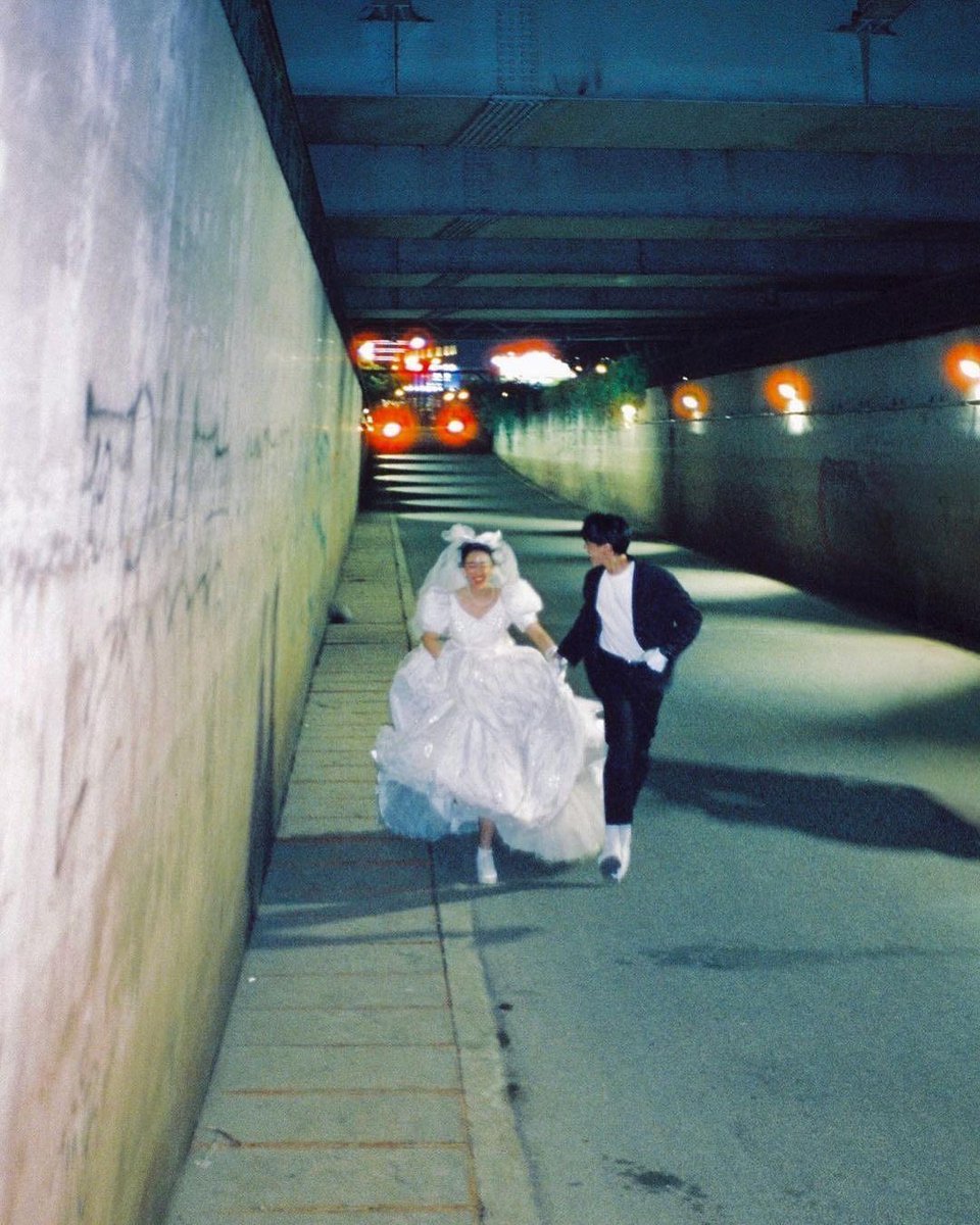 pedestrian's tweet photo. 80s Hong Kong pre wedding photography https://t.co/6w4k8NJaIk
