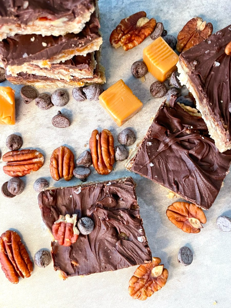 magicalingrdnts's tweet photo. #Bake a batch of these #turtlecookiebars to complete your #holidaybaking! SO #tasty with a buttery cookie bar, #carame #pecan #chocolate #christmascookiesweek #cookies #eggless #cookieseason #cookietray https://t.co/TqqP0XMamM https://t.co/OJ66Chvbs3