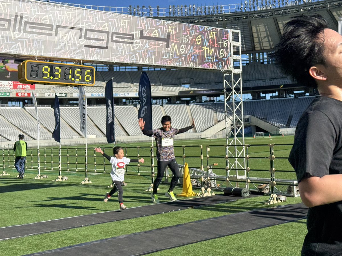 Challenge4_JPN's tweet image. ┋キッズレースの様子をお届け👶┋
スタジアム内で400メートルの距離を10分以内に完走することを目標にした、小学生以下対象のレース＜Challenge 4 Kids＞🏃‍♀️🏃‍♂️

会場全体から、あたたかな拍手が👏
#Challenge4 Tokyo