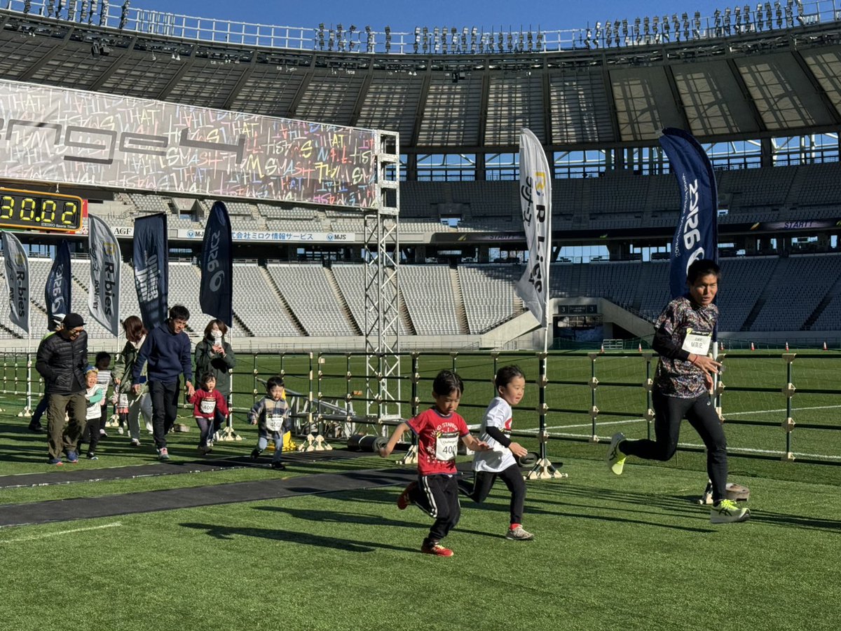 Challenge4_JPN's tweet image. ┋キッズレースの様子をお届け👶┋
スタジアム内で400メートルの距離を10分以内に完走することを目標にした、小学生以下対象のレース＜Challenge 4 Kids＞🏃‍♀️🏃‍♂️

会場全体から、あたたかな拍手が👏
#Challenge4 Tokyo