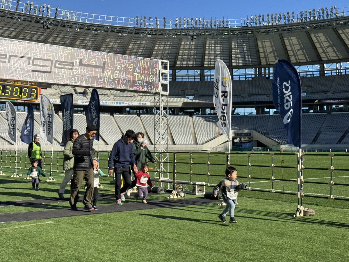 Challenge4_JPN's tweet image. ┋キッズレースの様子をお届け👶┋
スタジアム内で400メートルの距離を10分以内に完走することを目標にした、小学生以下対象のレース＜Challenge 4 Kids＞🏃‍♀️🏃‍♂️

会場全体から、あたたかな拍手が👏
#Challenge4 Tokyo