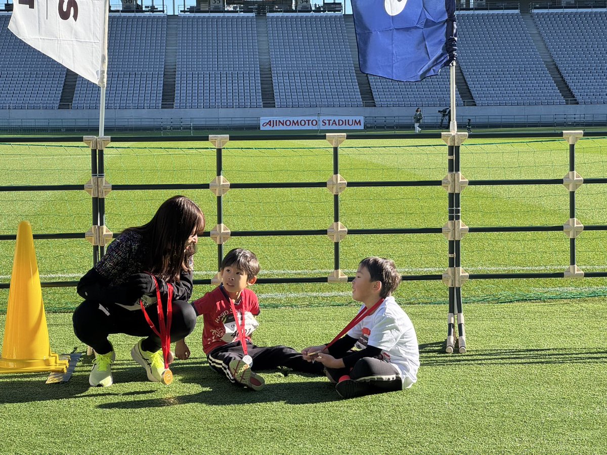 Challenge4_JPN's tweet image. ┋キッズレースの様子をお届け👶┋
スタジアム内で400メートルの距離を10分以内に完走することを目標にした、小学生以下対象のレース＜Challenge 4 Kids＞🏃‍♀️🏃‍♂️

会場全体から、あたたかな拍手が👏
#Challenge4 Tokyo