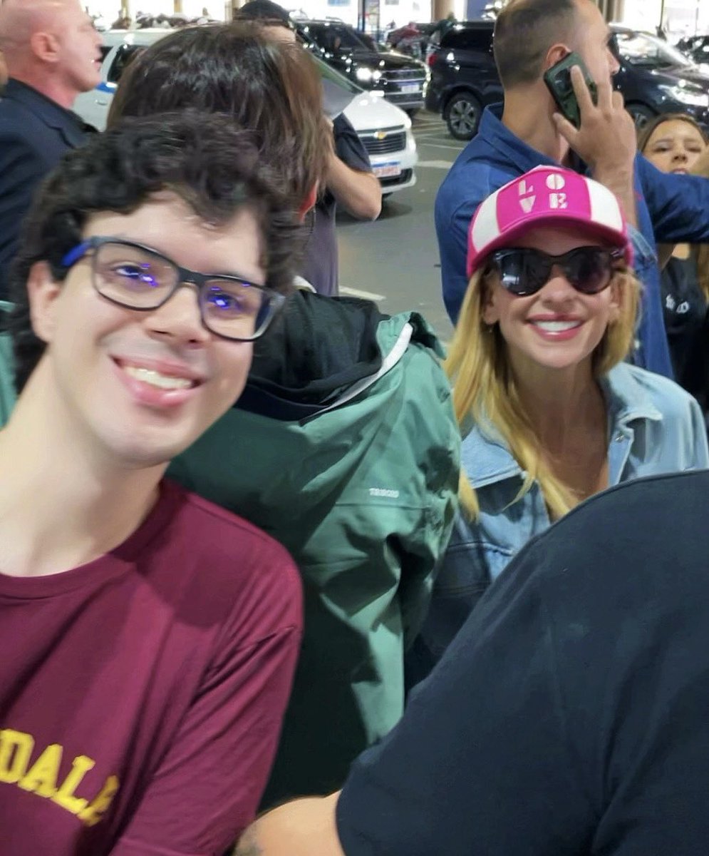wthrafael's tweet photo. She saved my world a lot, and now she knows about it. She once told me she would love to visit Brazil and now she did. I don’t think I’ll ever be able to express with words what December 06th, 2024 means to me.

SARAH MICHELLE GELLAR, EU TE AMO!! https://t.co/1venu6sPLF