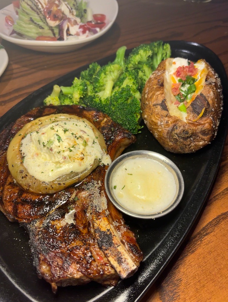 Outback's tweet photo. Your girlfriend: “I wasn’t even hungry” https://t.co/KYil40RfOx