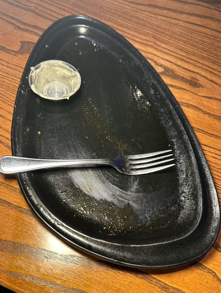 Outback's tweet photo. Your girlfriend: “I wasn’t even hungry” https://t.co/KYil40RfOx