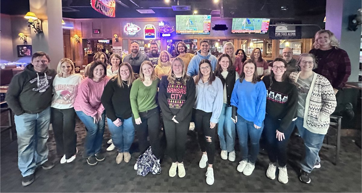HMSTBirds's tweet photo. We love our staff!!! Loved celebrating the (almost) end of a great 1st semester! https://t.co/DJw4dyxIir