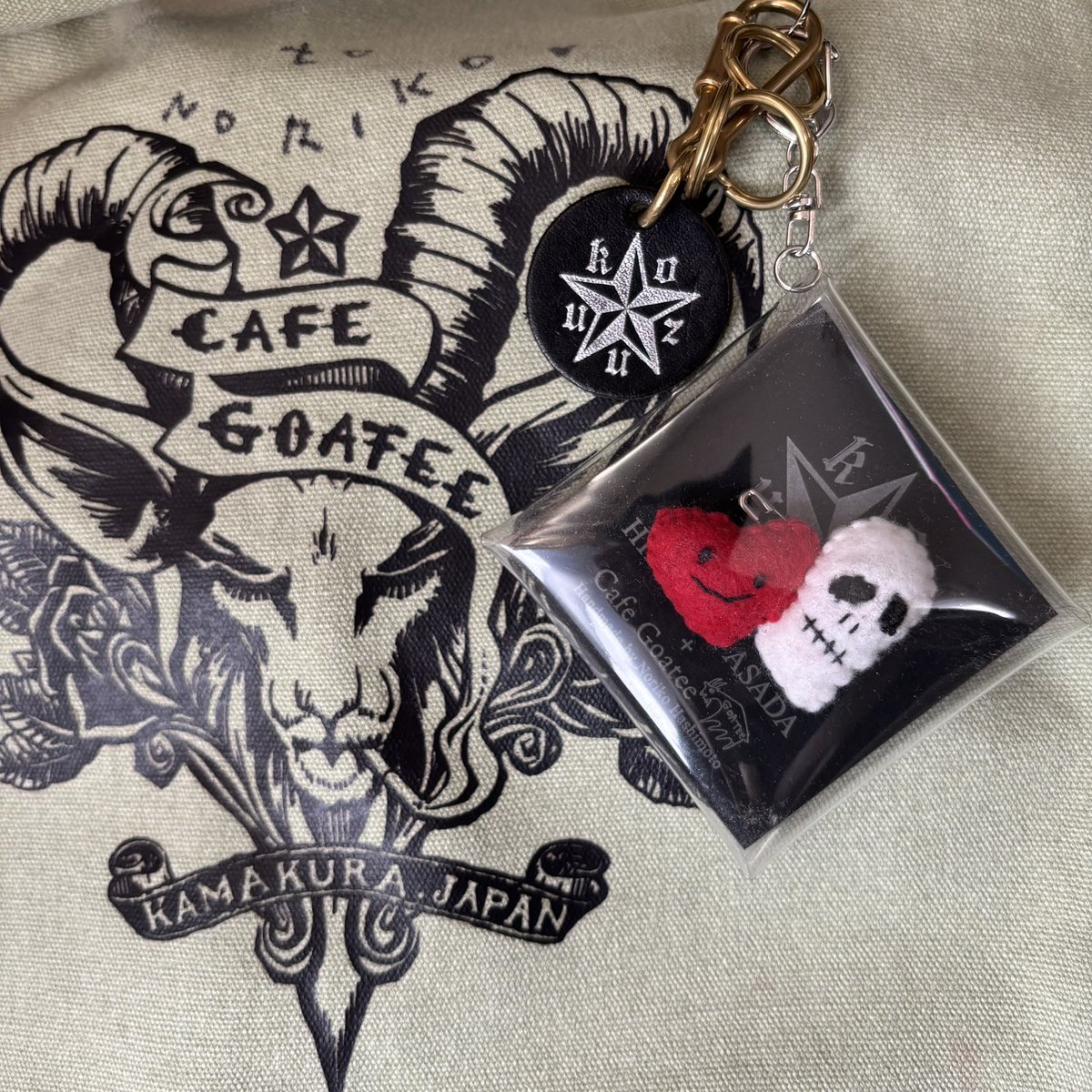 Noricoas1131's tweet photo. #浅田弘幸 さんと #鎌倉 #cafegoatee さんとのコラボブローチ
100均で購入したケースがジャストフィット笑
バッグと合わせて「素敵ね、かわいいね」とよく言われます❤︎
#浅田弘幸アイル原画展
-WILDDIAMOND-通販が12/10から開始✨楽しみ〜 https://t.co/LwhipUxvmV