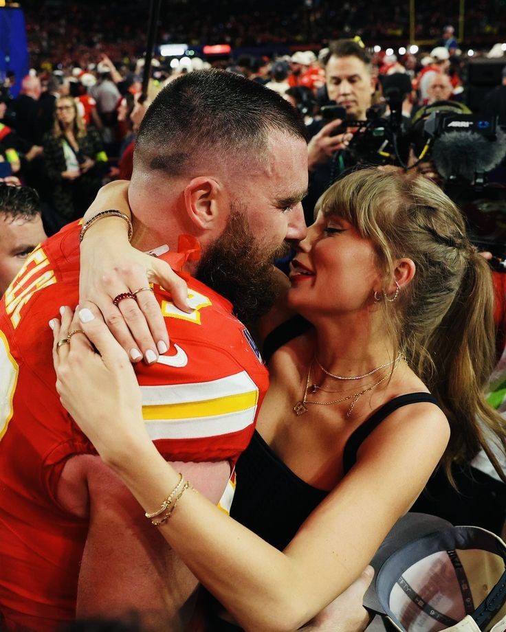 SofterThnAKittn's tweet photo. The Chiefs gear and signed 87 jersey were Taylor telling us to keep voting for her man #WPMOYChallenge     + @tkelce
#WPMOYChallenge     + @tkelce
#WPMOYChallenge     + @tkelce
#WPMOYChallenge     + @tkelce https://t.co/3eVvqx9dnQ