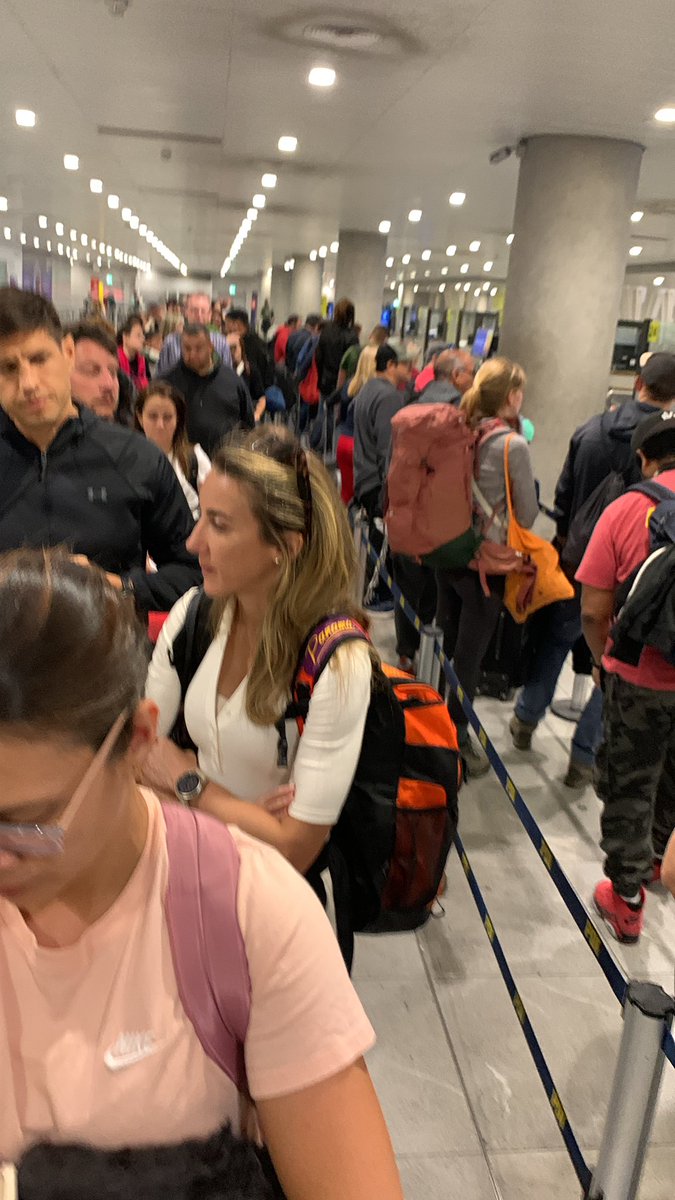 Luiskhencan's tweet photo. @NuevoPudahuel otra tortura más con esta fila de inmigración que demora mas de 30 mins. Antes era un agrado, hoy es mi peor punto de espera https://t.co/pExySfKcFr