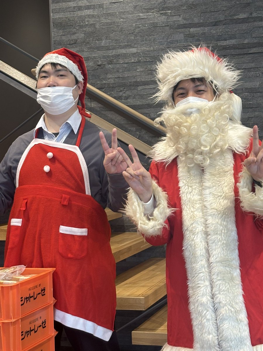 #かめじまご縁食堂
クリスマス食堂

準備進行中。
11時からです。
よろしくお願いします。