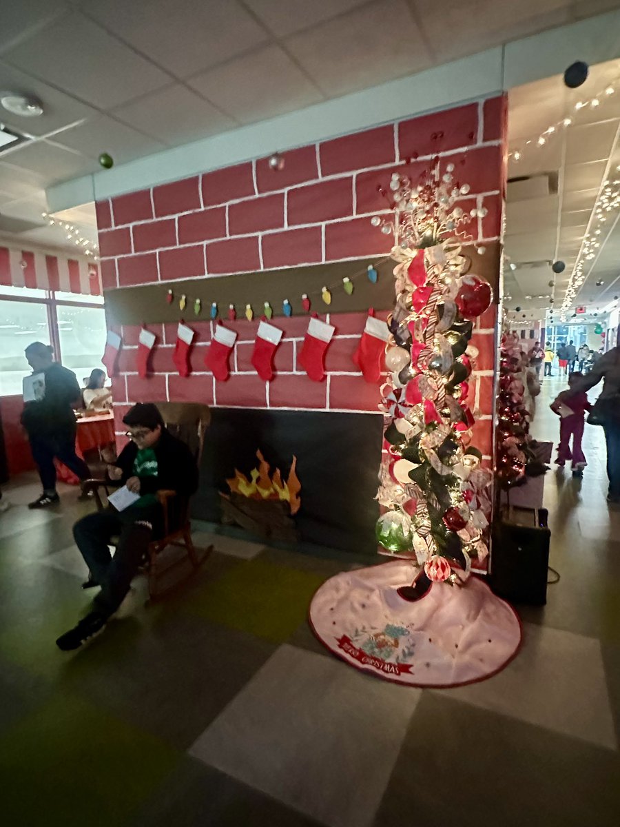 DominguezLlenis's tweet photo. 🌟24-25 Christmas Around the World 🌎 was simply Magical 💫❄️☃️🎅🏼🗺️ #pomeroyES #Christmas🇦🇷🇵🇪🏴🇫🇷🇨🇦 https://t.co/tfrKTEV3mJ