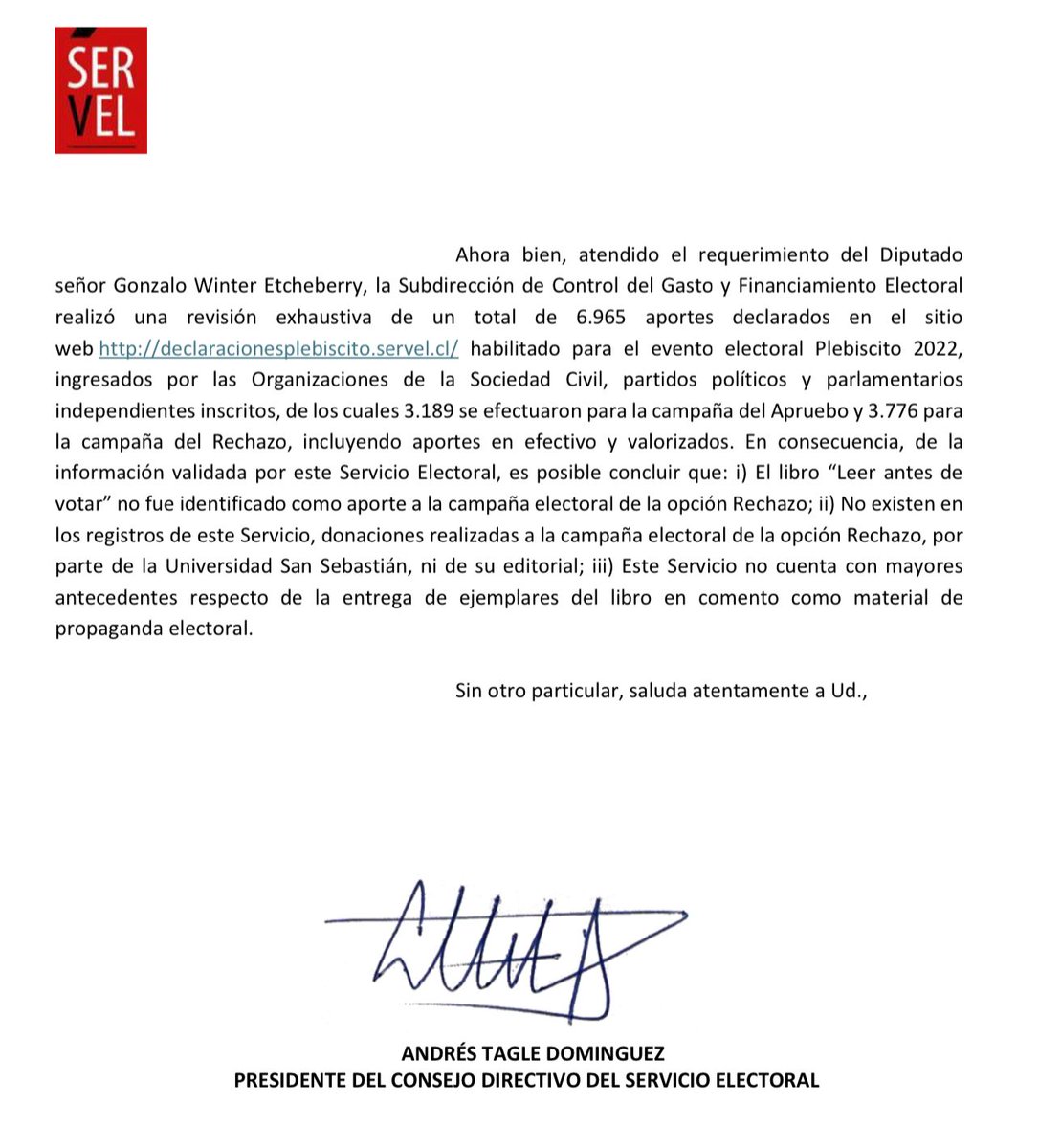 gonzalowinter's tweet photo. En las últimas semanas, se conoció públicamente que la Universidad San Sebastián encargó la escritura del libro "Leer antes de votar", utilizado como material de propaganda electoral en la campaña del Rechazo durante el Plebiscito de 2022.

Hoy, el Servel respondió al oficio que presenté como diputado, confirmando que este libro NO fue declarado como aporte de campaña, como lo exige la ley. Además, no hay registros que respalden la participación formal de la Universidad San Sebastián, su editorial o terceros en la distribución de estos ejemplares.

Este caso deja en evidencia la falta de fiscalización efectiva en el financiamiento de las campañas políticas. Las normas existen para garantizar transparencia y equidad, pero en la práctica, quienes cuentan con más recursos parecen estar por encima de estas reglas. Esto no solo es una irregularidad; es un atentado contra los principios democráticos de nuestra república.

Como diputado, tengo la obligación de fiscalizar cuando hay un potencial ilícito que es evidente para toda la ciudadanía. Este caso no solo expone una práctica que debe ser investigada, sino que también reafirma la necesidad de fortalecer los mecanismos de control y de garantizar que todos los actores políticos cumplan con las reglas del juego.