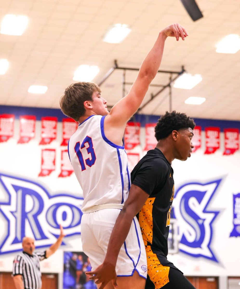 HSEAthletics's tweet photo. Halftime from the Varsity Gym

@HSEBasketball 24
Avon 23

#GoRals🔵🦁 https://t.co/yBK2xQpCeS