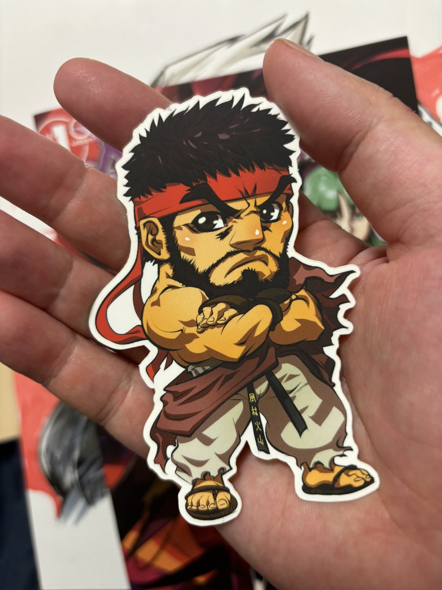 Takafumi2302's tweet photo. 東京コミコン1日目。
去年もお願いしたLong Voさんに
コミッションを依頼。去年はストリートファイターのリュウをお願いしたが、今回は懐かしい「ヴァンパイア」シリーズのデミトリを。カッコいい！コミックとリュウのステッカーも購入！
#東京コミコン2024 
#アーティストアレイ
#LongVo https://t.co/p1dWY3RDO0