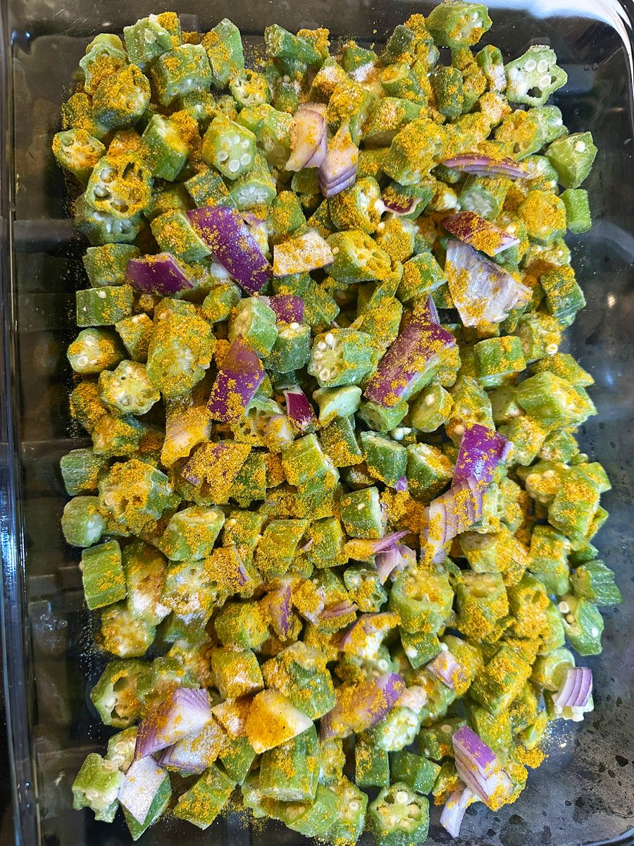 free_style_chef's tweet image. My favorite okra roasted in the oven with red onion, West Indian curry powder, salt, and lime juice. Perfect for a lazy Friday night dinner. 

#twittersupperclub #okra #bhindi #indianfood