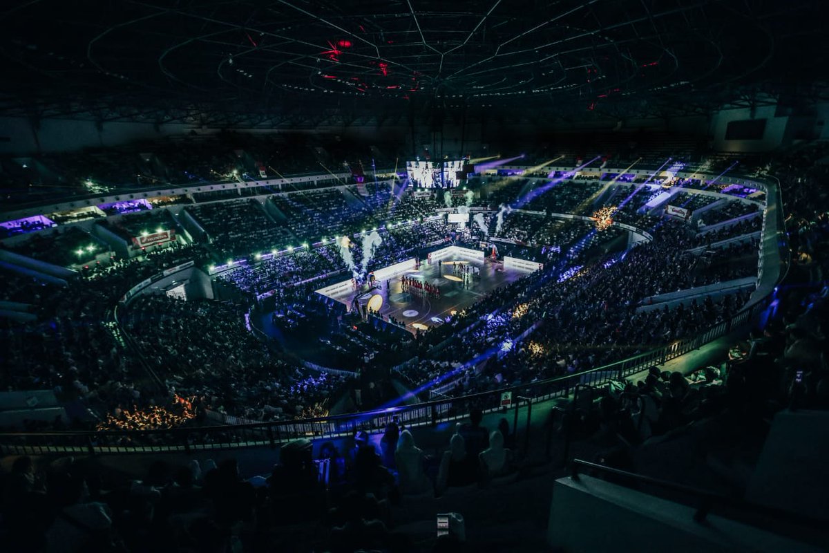 sekarrlatI's tweet photo. se epic ini lho Final DBL Jakarta di Indonesia Arena beda dan unik super kreatif bgt kok #LigaSMArasaNBA https://t.co/WIvEcFW3N6