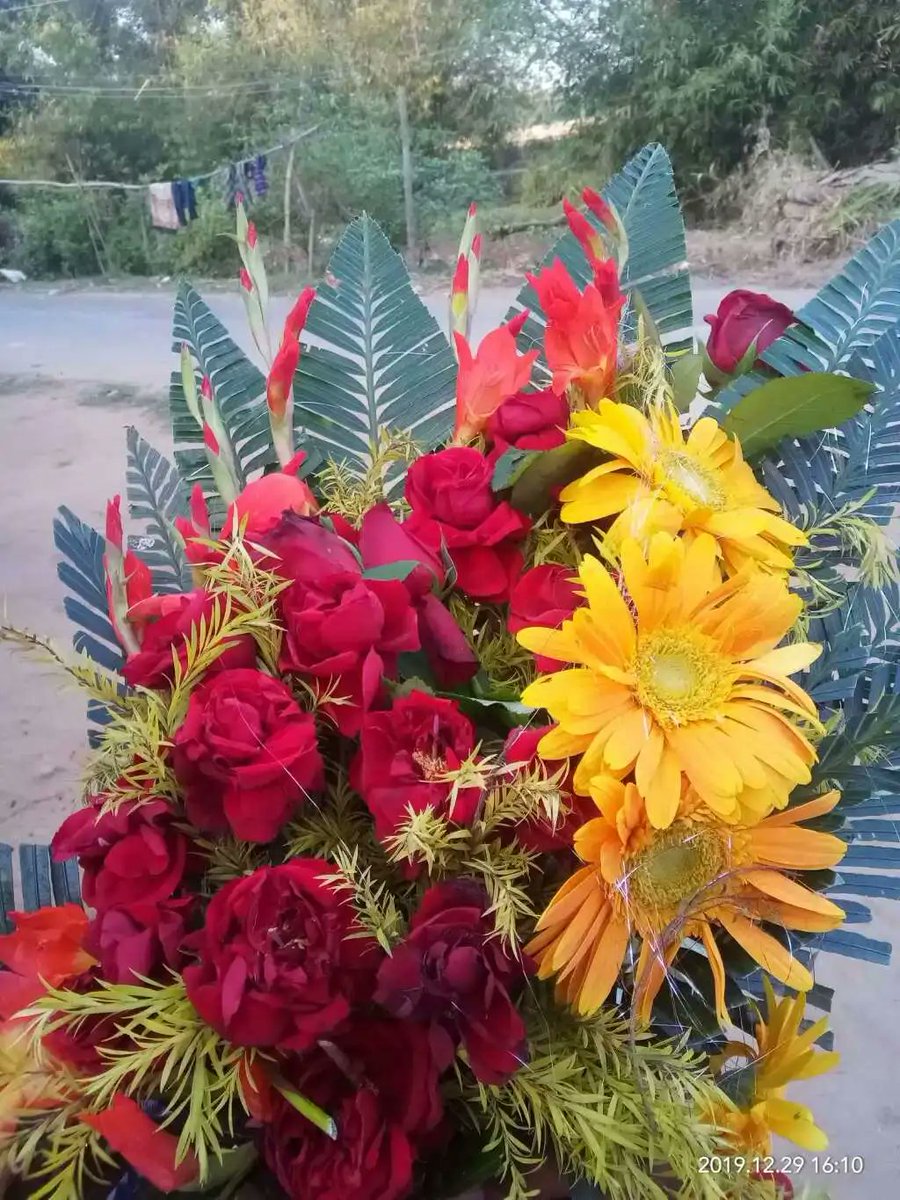 रुके तो चाँद जैसी है 
चले तो हवा जैसी है
 वो माँ ही है जो
 धूप में भी छाँव जैसी है ..!! ❤️
#love_you_maa 
#सुप्रभात