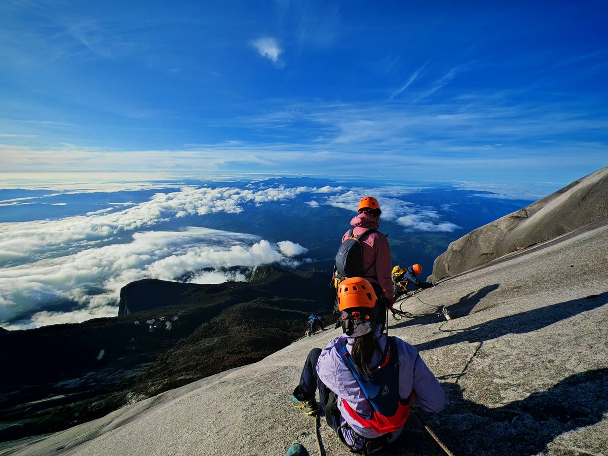 wanderer08iae's tweet photo. Bloombilya on Top of Mt. Kinabalu via Ferrata (Mountain Torq), the highest mountain in 🇲🇾 and 20th most prominent mountain in the worldd.

Mountain Torq, the world's highest via ferrata in the 🌏

San kaya kita madadala next year? 🤔😁🌸
#BINI
#Bloom
#Bloombilya
#BloomProf https://t.co/YF3i3fAgre