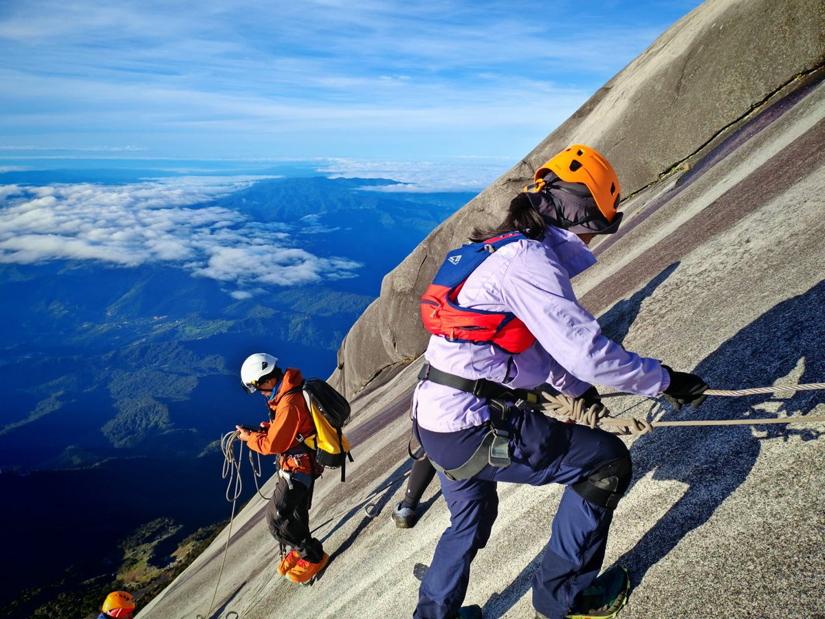 wanderer08iae's tweet photo. Bloombilya on Top of Mt. Kinabalu via Ferrata (Mountain Torq), the highest mountain in 🇲🇾 and 20th most prominent mountain in the worldd.

Mountain Torq, the world's highest via ferrata in the 🌏

San kaya kita madadala next year? 🤔😁🌸
#BINI
#Bloom
#Bloombilya
#BloomProf https://t.co/YF3i3fAgre