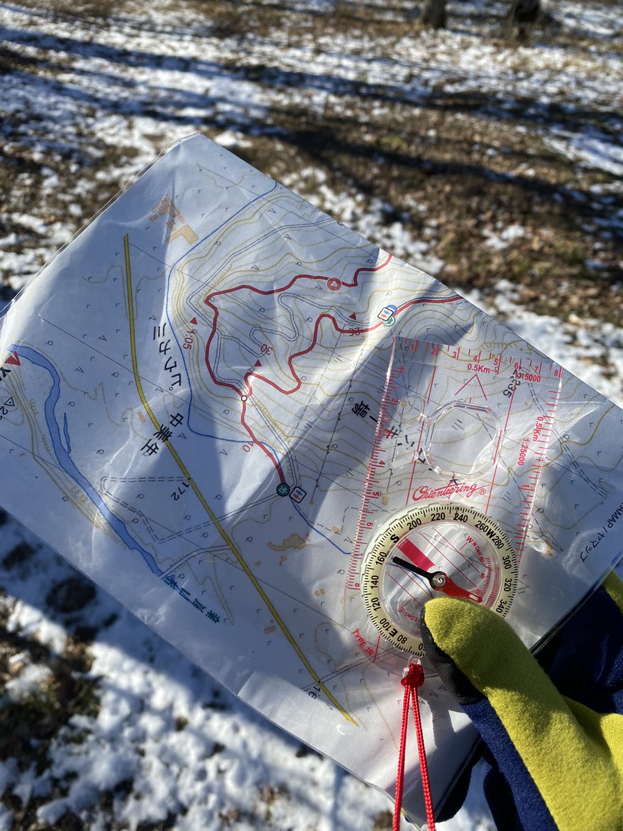 「本日は地図読みの練習兼ねて新嵐山のぼってきますこないだモンベルで買ったチェーンス」|横山裕二@十勝のイラスト