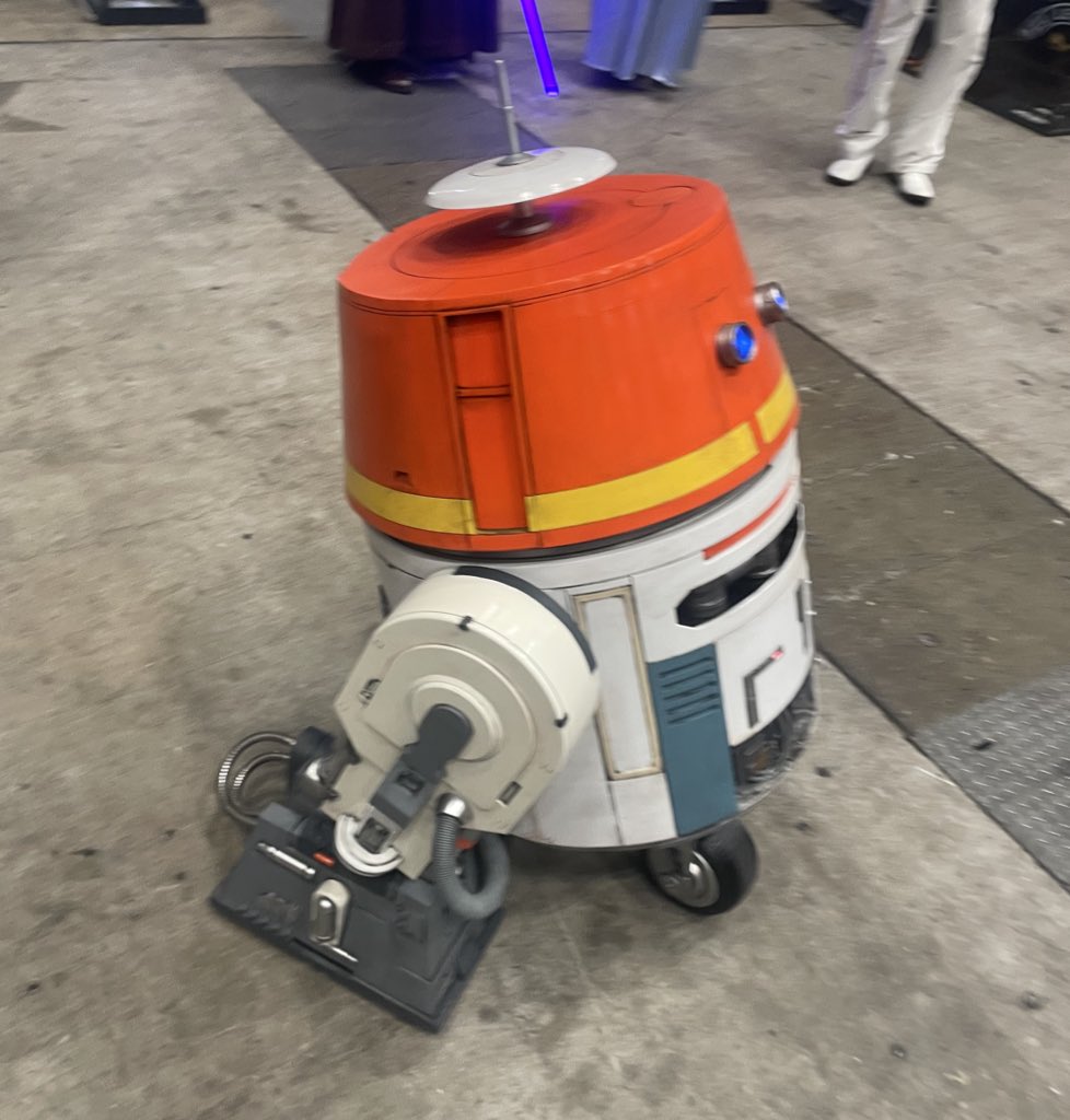 maru_nami's tweet photo. 昨日チョッパーに初めて遭遇！声(?)もチョッパー！！相変わらずR2-D2可愛くておうちに連れて帰りたかった
あとモモアちゃんと撮影するからワイスピ完走したばかりの私にはタイムリーなワイスピの車たちもたくさん展示してあって楽しかった
そして何故か藤原とうふ店の車も…地元み…w https://t.co/6Z6D9xJoWf