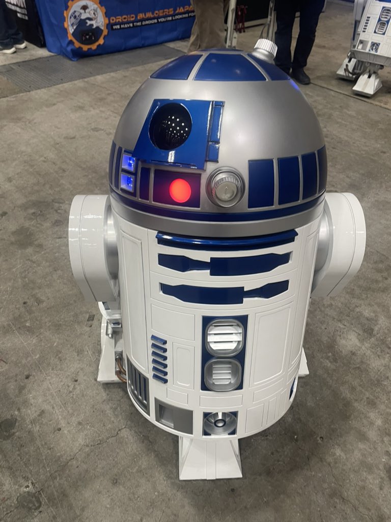 maru_nami's tweet photo. 昨日チョッパーに初めて遭遇！声(?)もチョッパー！！相変わらずR2-D2可愛くておうちに連れて帰りたかった
あとモモアちゃんと撮影するからワイスピ完走したばかりの私にはタイムリーなワイスピの車たちもたくさん展示してあって楽しかった
そして何故か藤原とうふ店の車も…地元み…w https://t.co/6Z6D9xJoWf