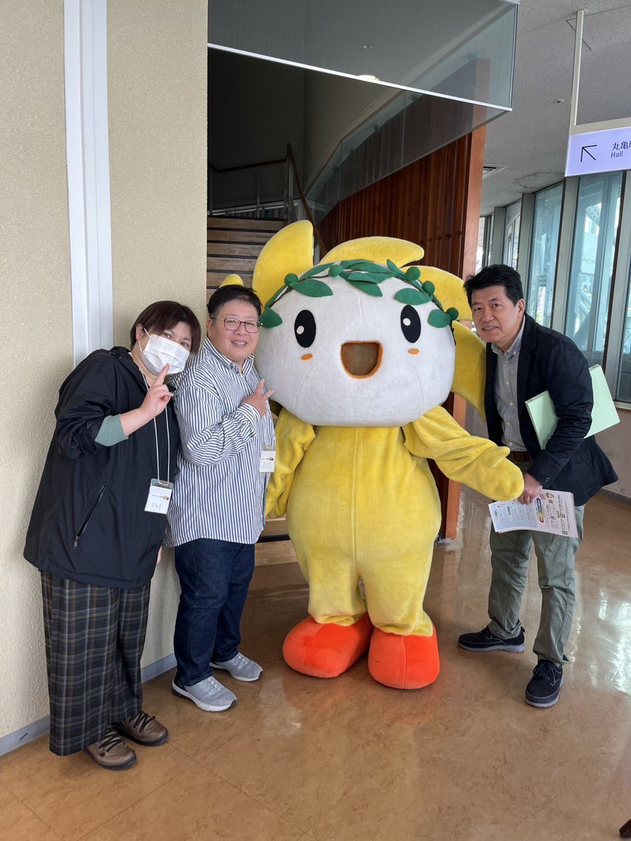 香川レインボー映画祭の開会式に来てくださった香川県人権・同和政策課の川原課長さんと人権かがやきくんと一緒に記念撮影をしました！かがやきくんが可愛かったです❤️