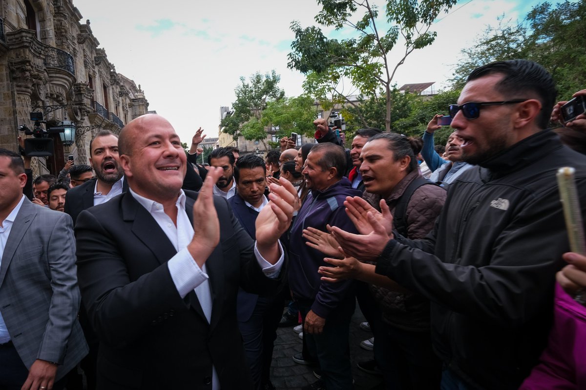 EnriqueAlfaroR's tweet photo. Hoy cerré un ciclo muy importante para mí y el mayor honor de mi vida: haber sido gobernador de la tierra en la que nací y lo hice con la frente en alto, con el corazón lleno de orgullo por saber que no fallé y saliendo por la puerta grande de Palacio de Gobierno.

Vivir la develación de mi cuadro en la sala de exgobernadores y el retrato que hizo mi amigo, Waldo Saavedra, cargado de simbolismo, de cariño y de todo el esfuerzo con el que trabajamos estos seis años para cambiar la historia de Jalisco, es un honor y una emoción que recordaré siempre.

Me voy con el cariño de cada jalisciense libre que me dio su confianza y estuvo conmigo desde el principio de este camino, pero también con las enseñanzas que me dejaron aquellos que se bajaron en el trayecto y con una gran sonrisa de saber que defraude a quienes creyeron que no lo lograría. Ha sido todo un viaje y un verdadero honor haberlo compartido con todas y todos ustedes. Juntas y juntos logramos cambiar la historia de Jalisco. Gracias totales.