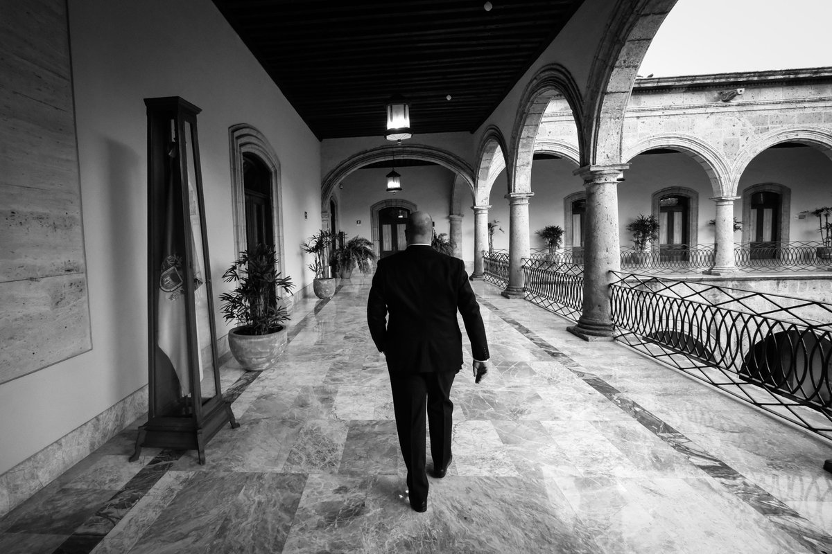 EnriqueAlfaroR's tweet photo. Hoy cerré un ciclo muy importante para mí y el mayor honor de mi vida: haber sido gobernador de la tierra en la que nací y lo hice con la frente en alto, con el corazón lleno de orgullo por saber que no fallé y saliendo por la puerta grande de Palacio de Gobierno.

Vivir la develación de mi cuadro en la sala de exgobernadores y el retrato que hizo mi amigo, Waldo Saavedra, cargado de simbolismo, de cariño y de todo el esfuerzo con el que trabajamos estos seis años para cambiar la historia de Jalisco, es un honor y una emoción que recordaré siempre.

Me voy con el cariño de cada jalisciense libre que me dio su confianza y estuvo conmigo desde el principio de este camino, pero también con las enseñanzas que me dejaron aquellos que se bajaron en el trayecto y con una gran sonrisa de saber que defraude a quienes creyeron que no lo lograría. Ha sido todo un viaje y un verdadero honor haberlo compartido con todas y todos ustedes. Juntas y juntos logramos cambiar la historia de Jalisco. Gracias totales.