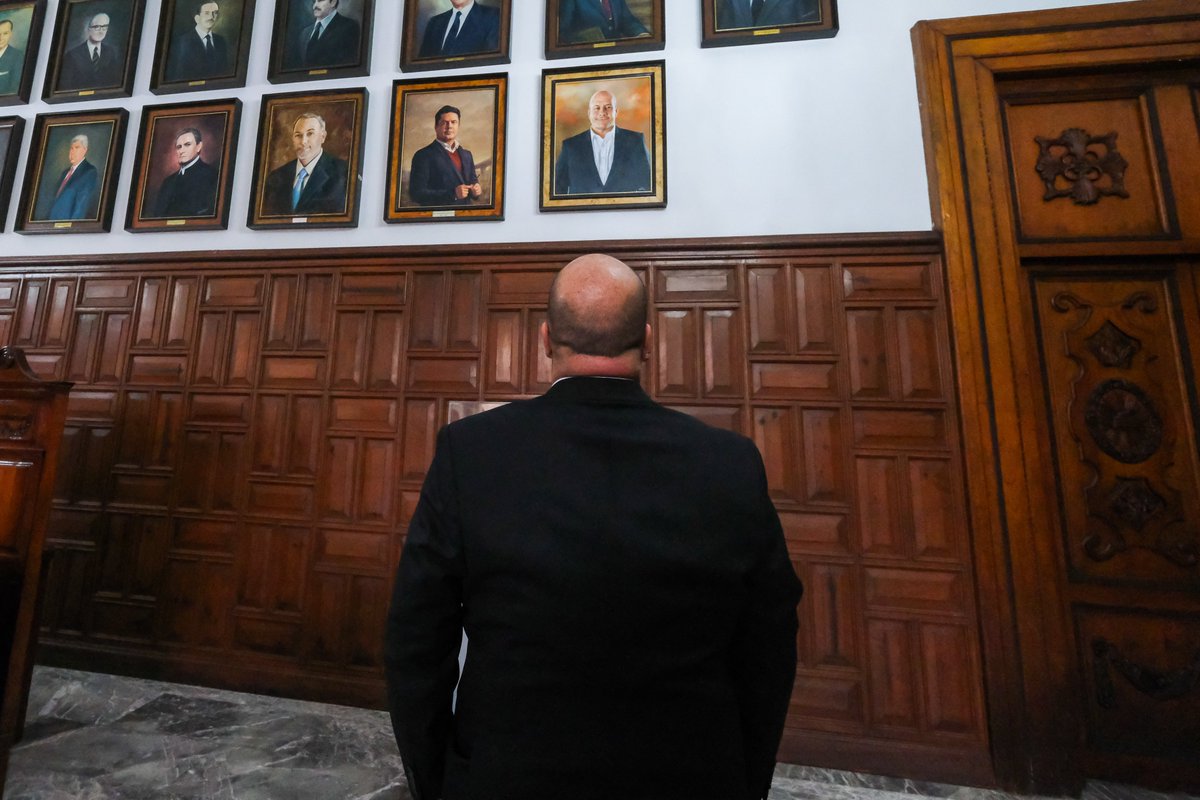 EnriqueAlfaroR's tweet photo. Hoy cerré un ciclo muy importante para mí y el mayor honor de mi vida: haber sido gobernador de la tierra en la que nací y lo hice con la frente en alto, con el corazón lleno de orgullo por saber que no fallé y saliendo por la puerta grande de Palacio de Gobierno.

Vivir la develación de mi cuadro en la sala de exgobernadores y el retrato que hizo mi amigo, Waldo Saavedra, cargado de simbolismo, de cariño y de todo el esfuerzo con el que trabajamos estos seis años para cambiar la historia de Jalisco, es un honor y una emoción que recordaré siempre.

Me voy con el cariño de cada jalisciense libre que me dio su confianza y estuvo conmigo desde el principio de este camino, pero también con las enseñanzas que me dejaron aquellos que se bajaron en el trayecto y con una gran sonrisa de saber que defraude a quienes creyeron que no lo lograría. Ha sido todo un viaje y un verdadero honor haberlo compartido con todas y todos ustedes. Juntas y juntos logramos cambiar la historia de Jalisco. Gracias totales.