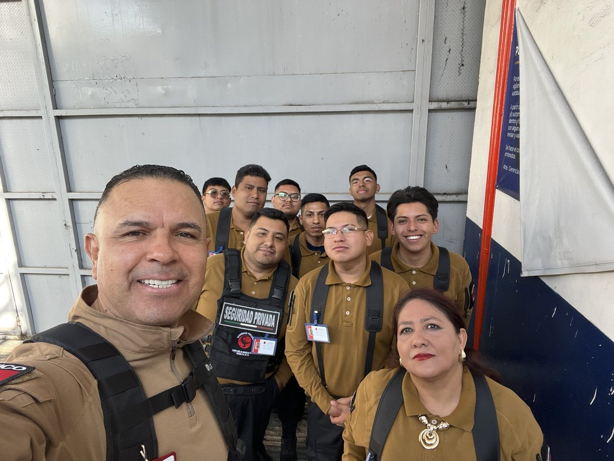 CarlosSarabiaC's tweet photo. GRACIAS A DIOS, agradezco a la empresa FLECHA ROJA , por la oportunidad, desde el primero de diciembre de este año fuimos beneficiados con nuestra empresa, nos contrataron 18 guardias, más empleados para los Oaxaqueños, aquí tenemos paisanos del Istmo, por ejemplo Mardonio Gutiérrez, vamos por más.
