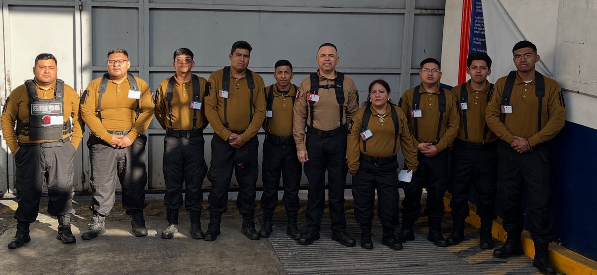 CarlosSarabiaC's tweet photo. GRACIAS A DIOS, agradezco a la empresa FLECHA ROJA , por la oportunidad, desde el primero de diciembre de este año fuimos beneficiados con nuestra empresa, nos contrataron 18 guardias, más empleados para los Oaxaqueños, aquí tenemos paisanos del Istmo, por ejemplo Mardonio Gutiérrez, vamos por más.