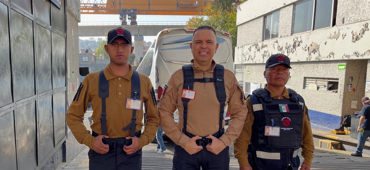 CarlosSarabiaC's tweet photo. GRACIAS A DIOS, agradezco a la empresa FLECHA ROJA , por la oportunidad, desde el primero de diciembre de este año fuimos beneficiados con nuestra empresa, nos contrataron 18 guardias, más empleados para los Oaxaqueños, aquí tenemos paisanos del Istmo, por ejemplo Mardonio Gutiérrez, vamos por más.